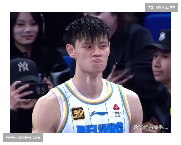 曾凡博赛后赠鞋球迷引发小插曲，保安介入平息